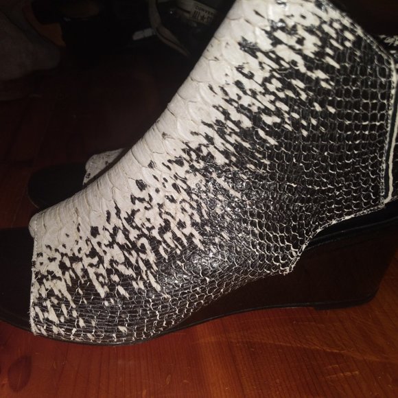 Gorgeous Zero + Maria Cornejo Python Wedges - Picture 2 of 2